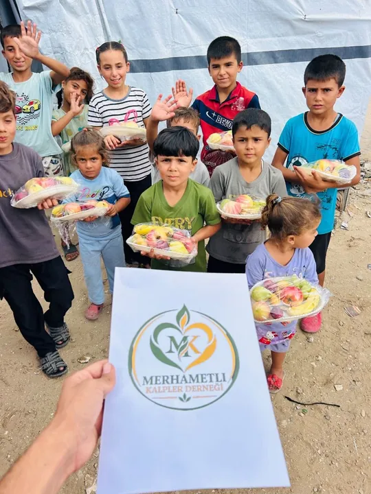 El sallayan, meyve paketleri tutan çocuklar ve dernek logosu